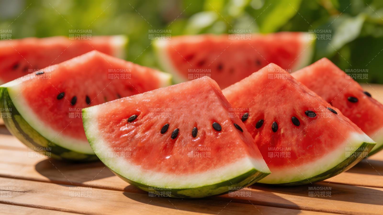 夏日西瓜切片 鲜红多汁诱人图片