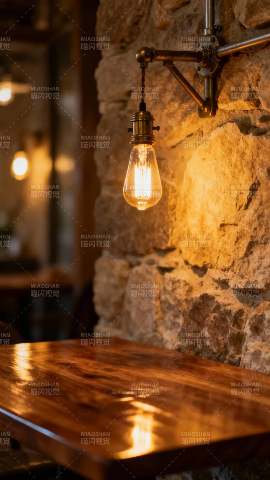 暖光石墙木桌夜图片