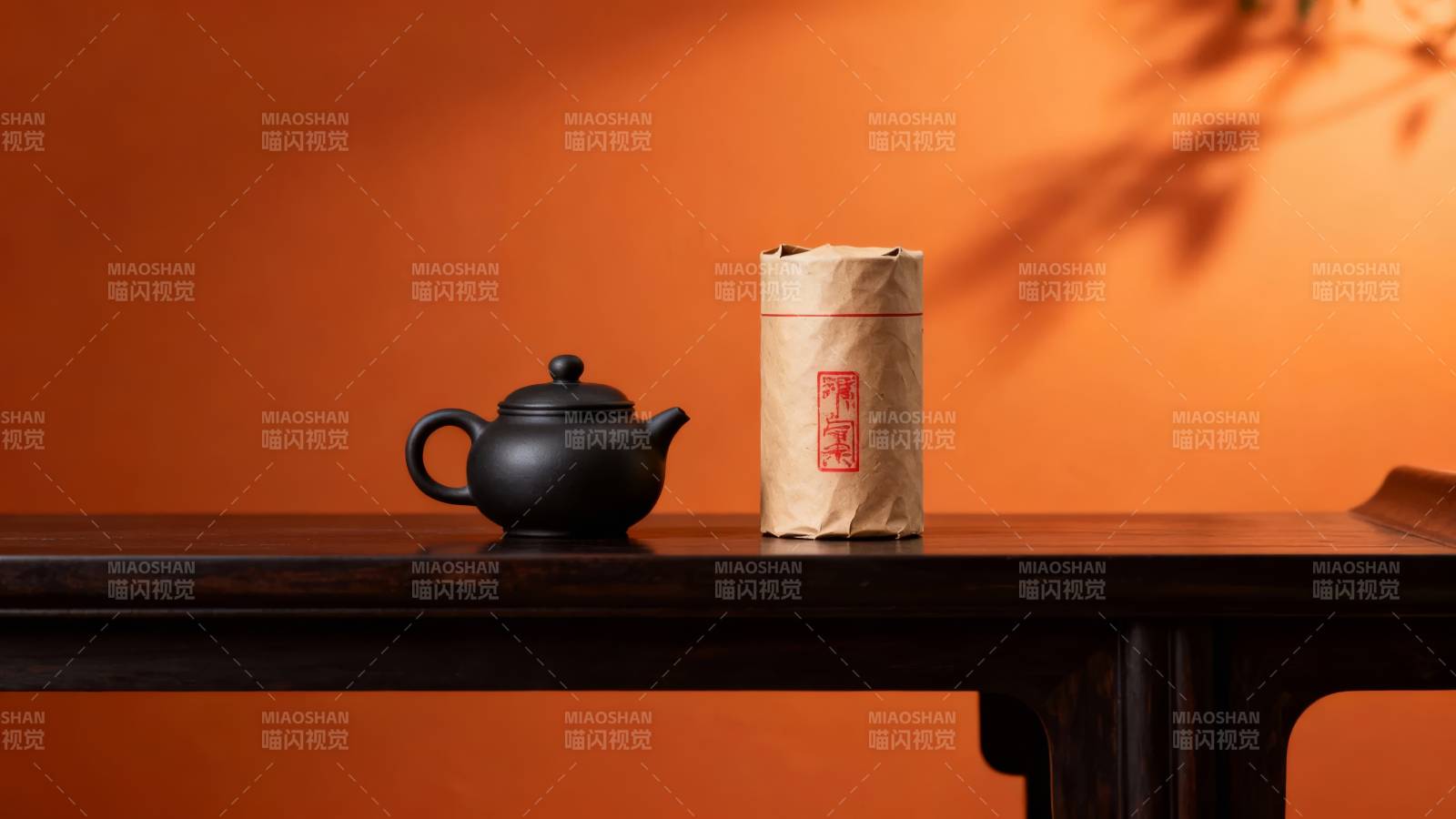 茶壶与茶罐静置橙背景前图片