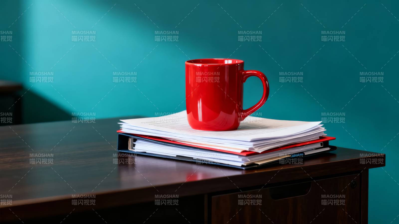 红杯叠书 静置木桌图片