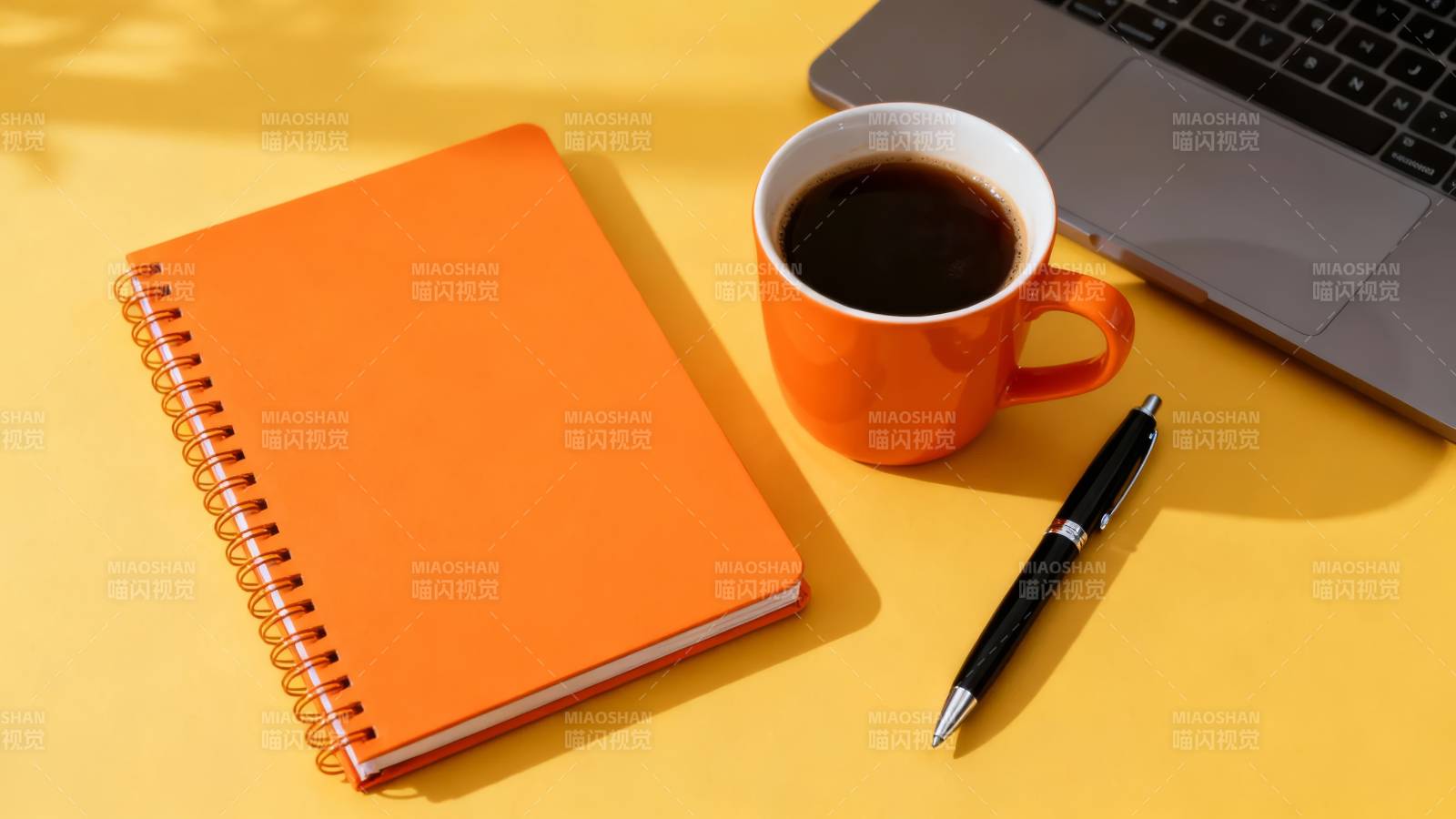 橙黄 workspace 咖啡笔本电脑图片