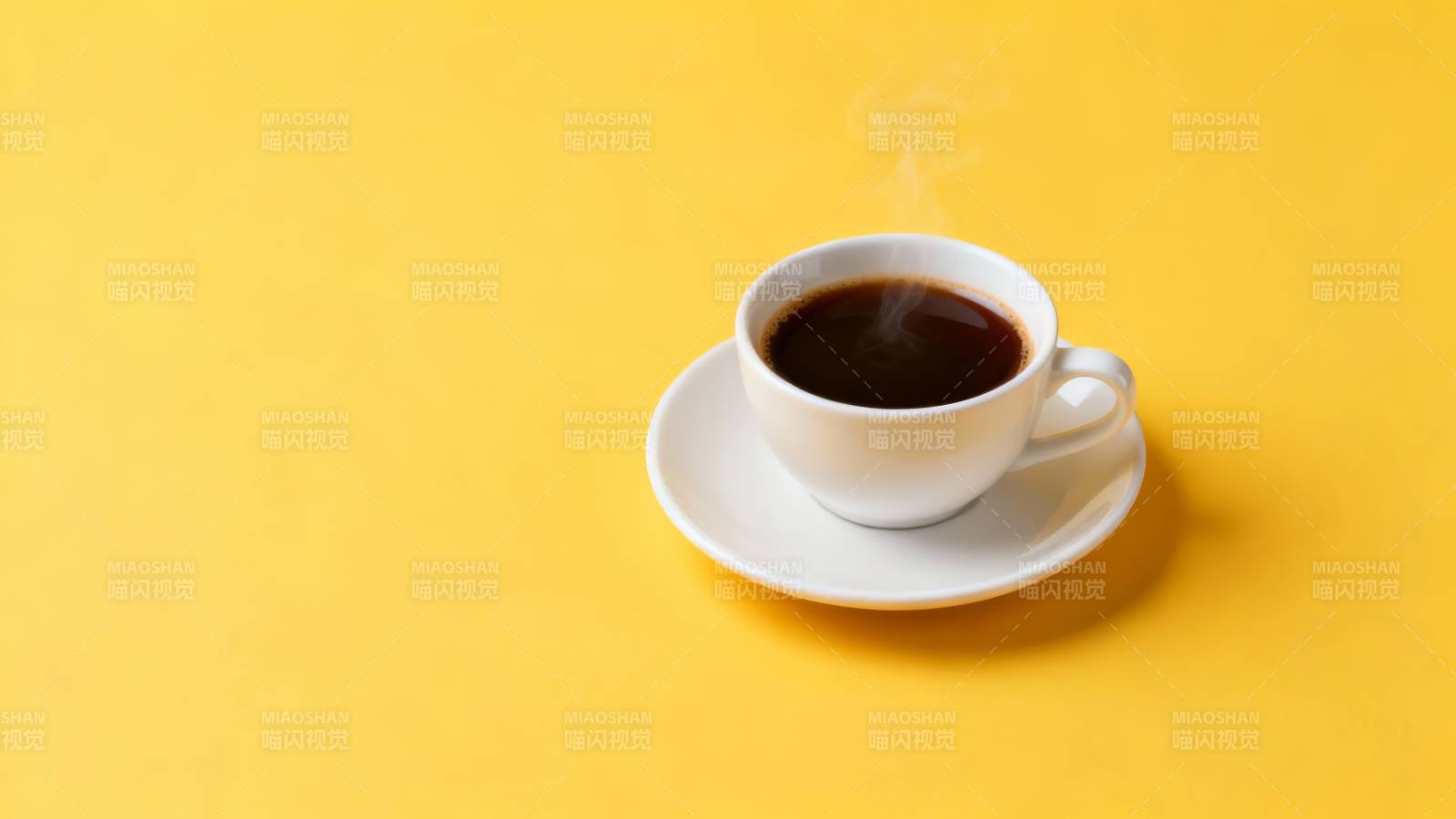 黄底白杯热咖啡图片