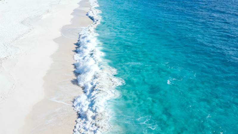 碧海白沙 浪花轻吻沙滩图片