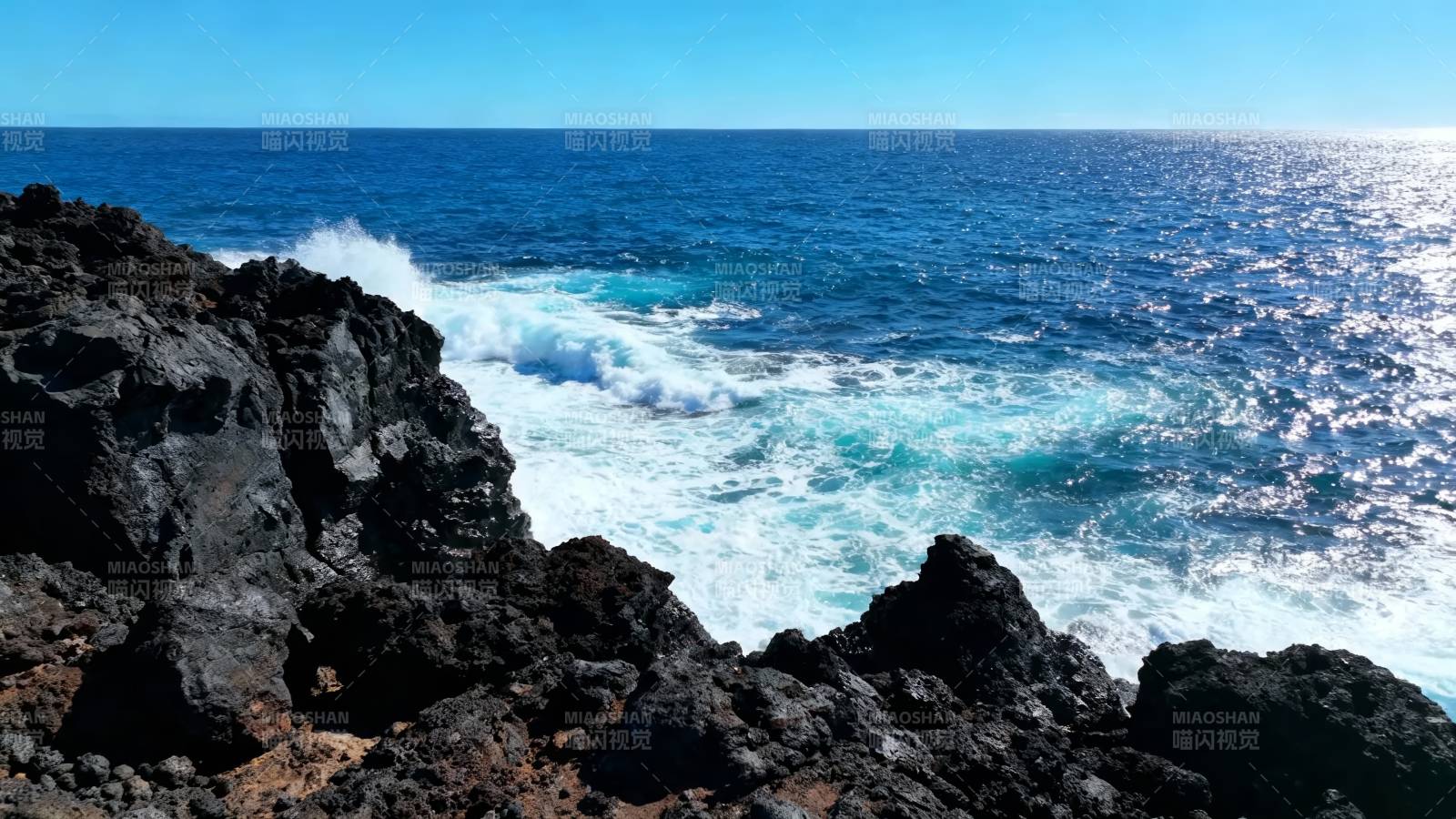 碧海拍岩 浪花飞溅图片