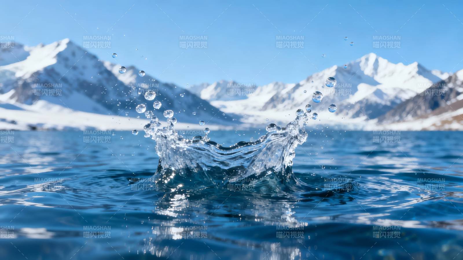 雪山湖溅水花图片