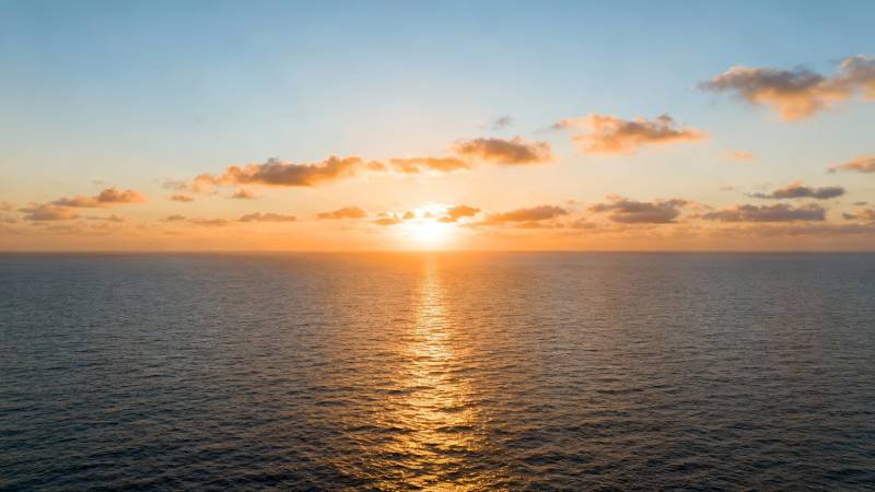海上日落 金辉洒满海面图片
