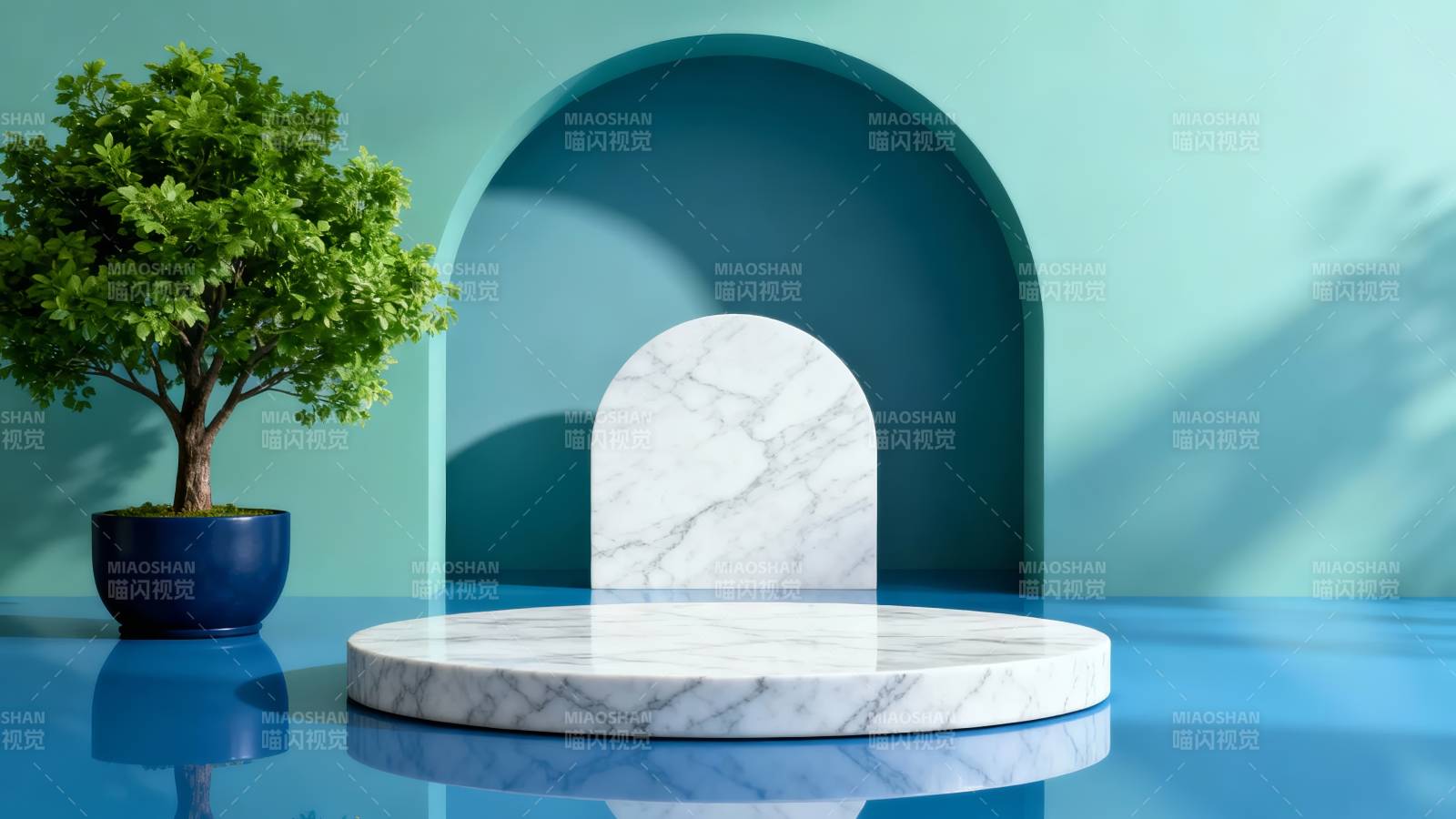 蓝绿拱门下的 marble 展台图片