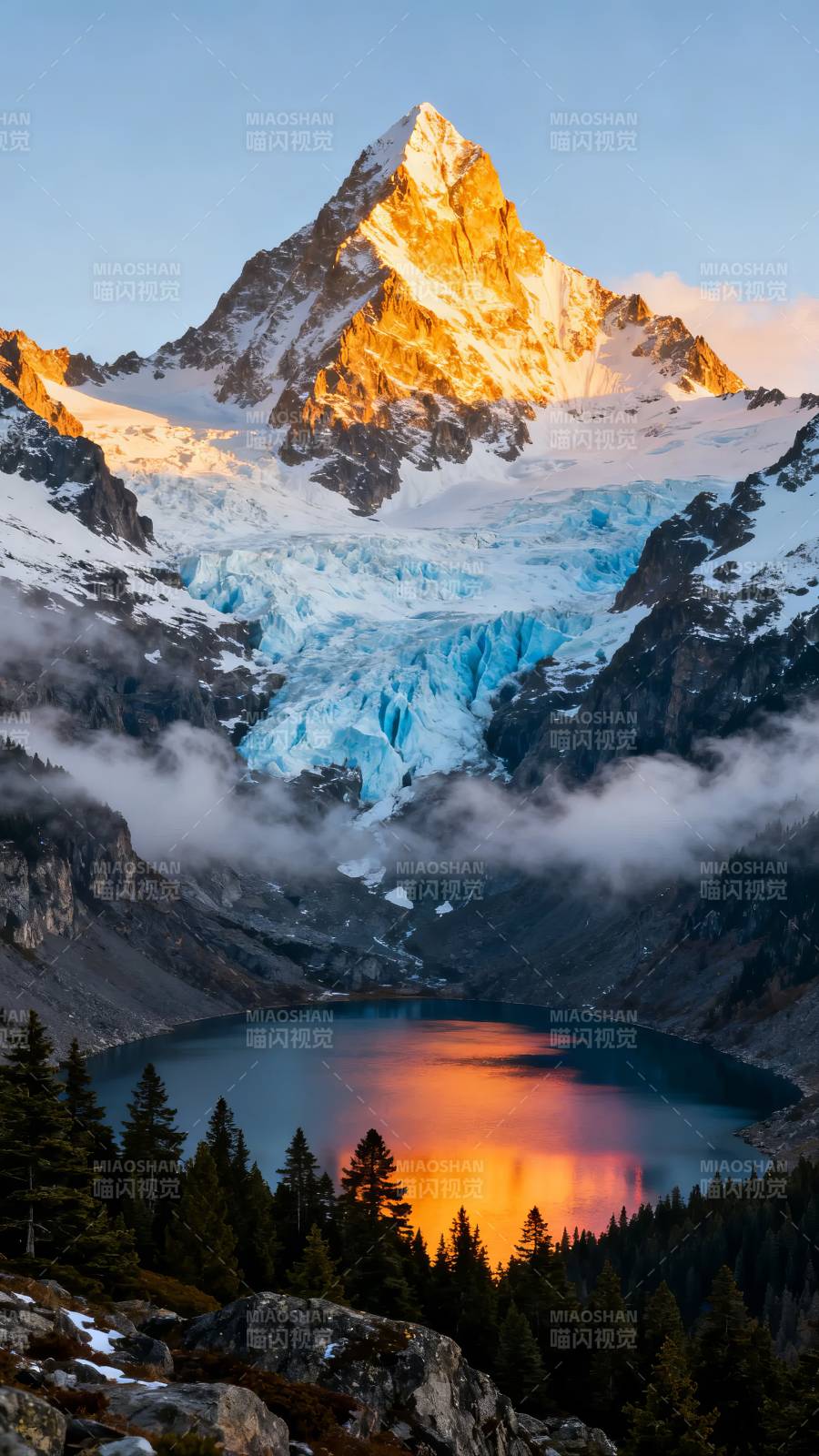 雪山映湖 金辉染云霞图片