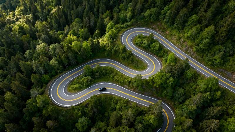林间蛇形公路 车行其中图片