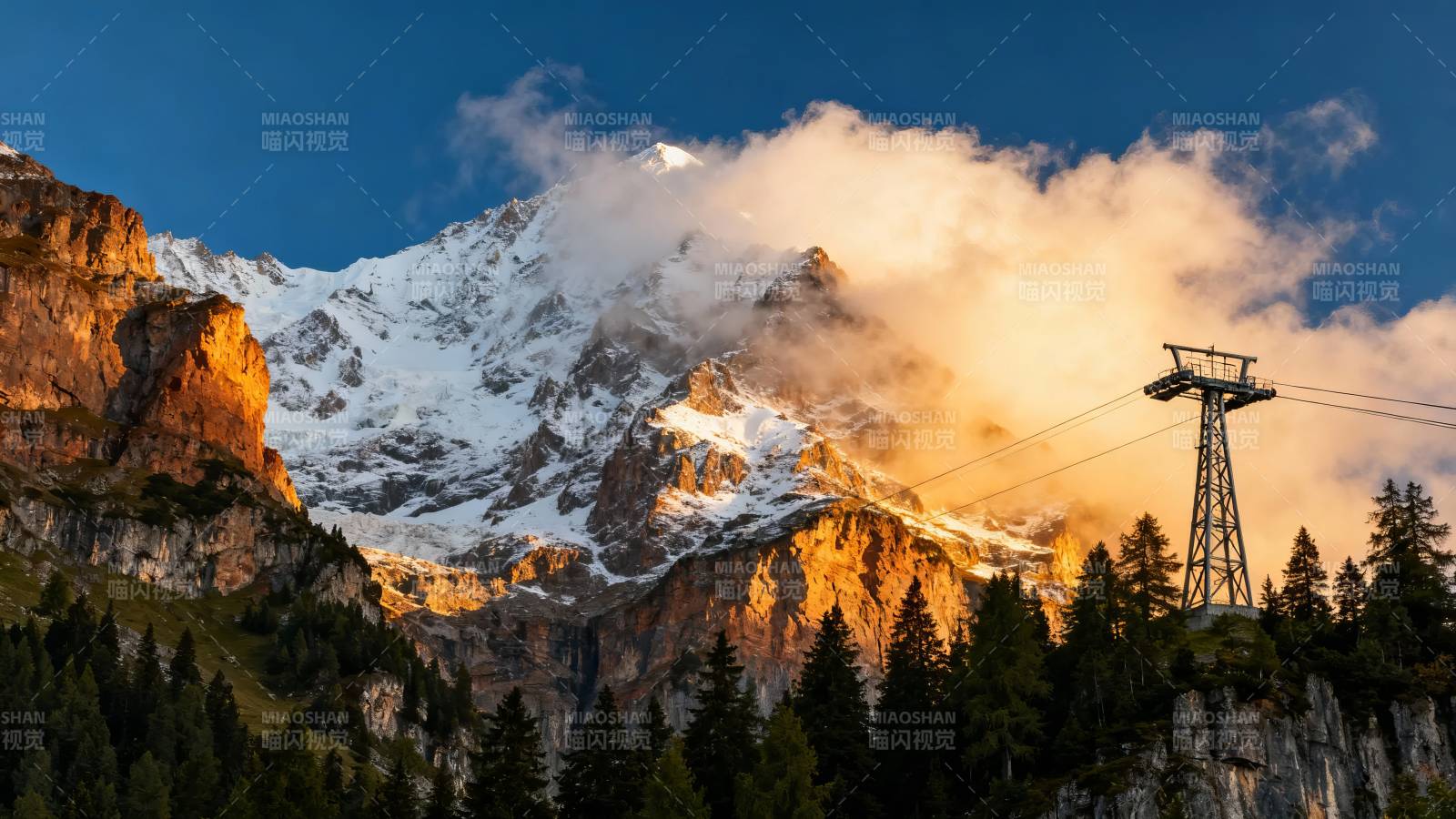 雪山缆车映金辉图片