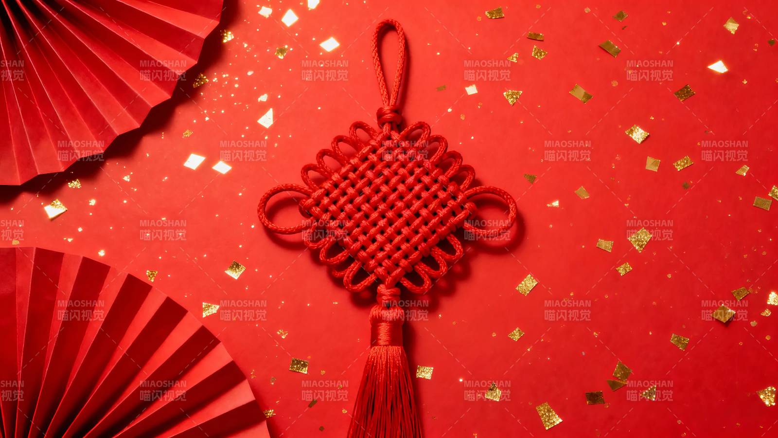 红底金屑中国结扇影图片