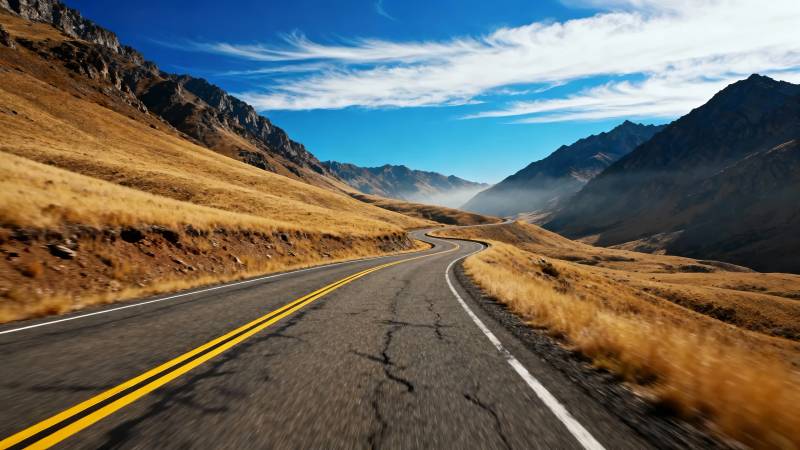 山间公路蜿蜒向远方图片