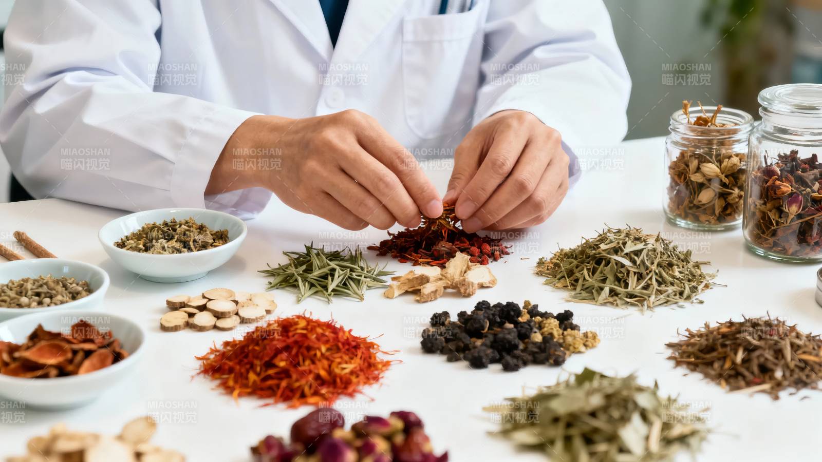 中药师配药 草本琳琅满目图片