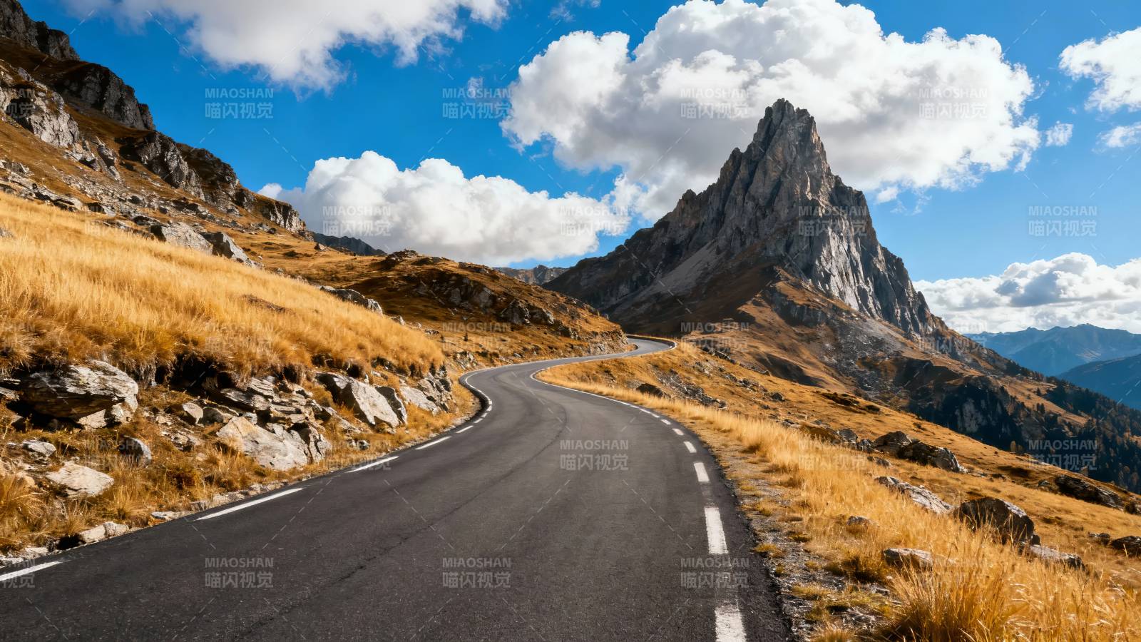 山间蜿蜒路 云下峰峦秀图片