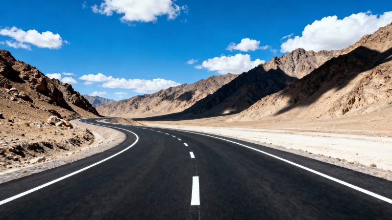 荒漠公路蜿蜒入群山图片