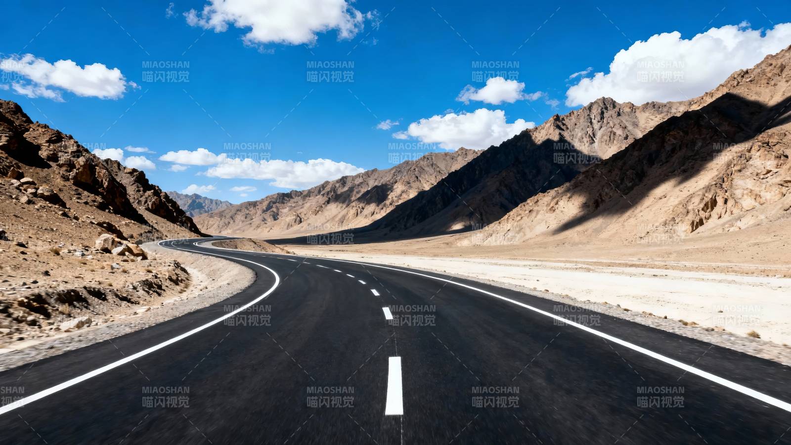 荒漠公路蜿蜒入群山图片