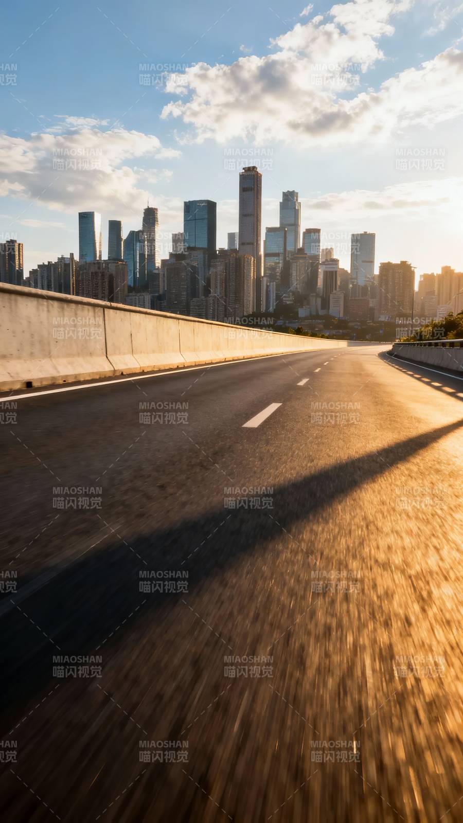 夕阳下的城市高速路图片