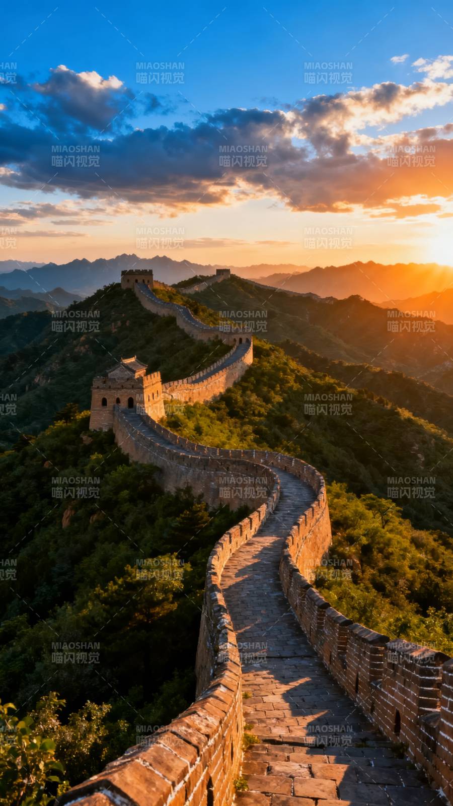 长城夕照 蜿蜒入云霞图片