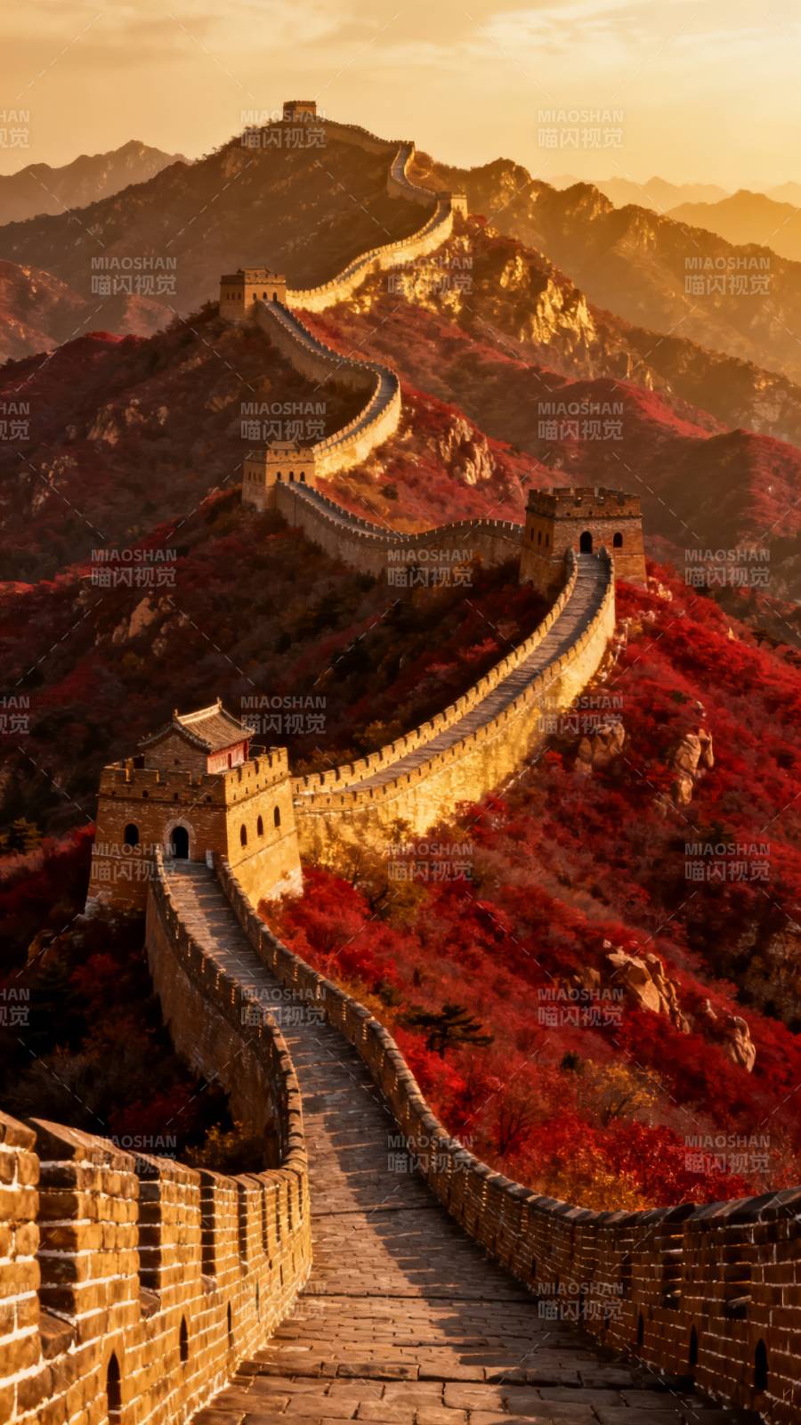 长城秋色 金辉映红岭图片
