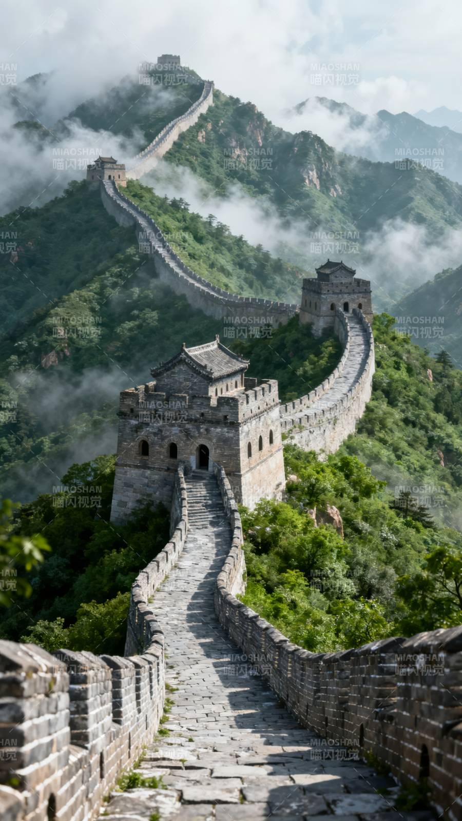 长城蜿蜒云雾中图片