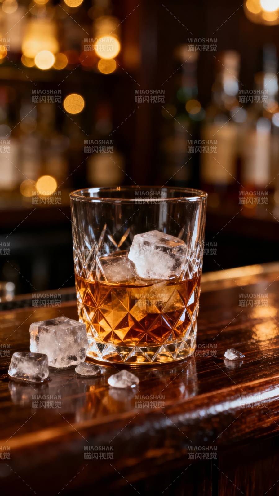 威士忌加冰 暖光微醺夜图片