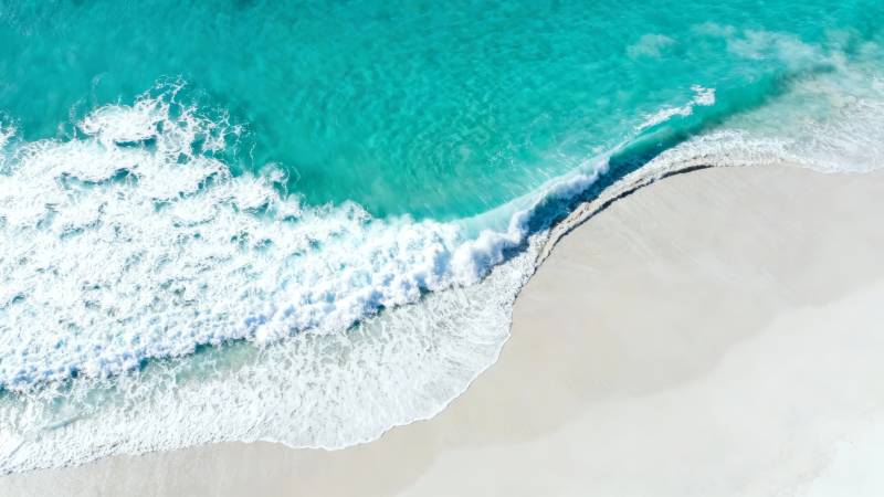 碧海白沙 浪花轻抚岸线图片