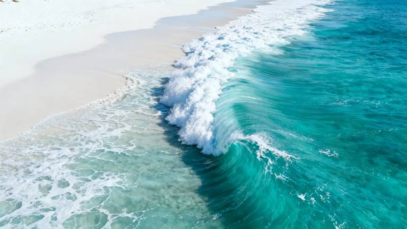 碧海白沙 浪花轻吻岸图片