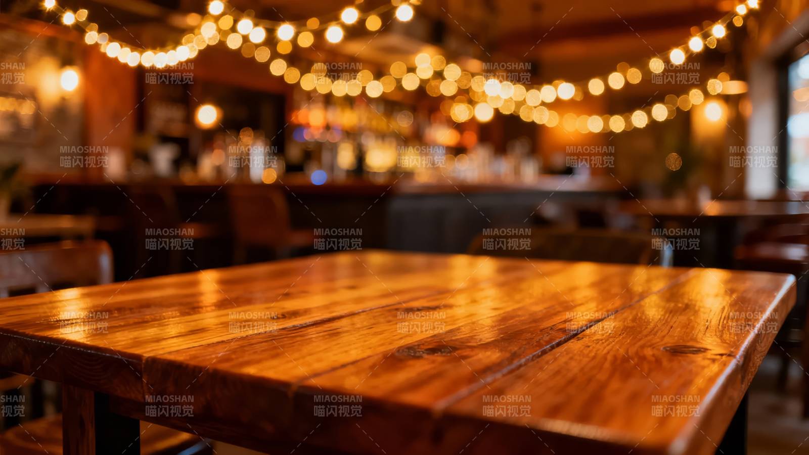 暖光木桌 温馨酒吧夜图片