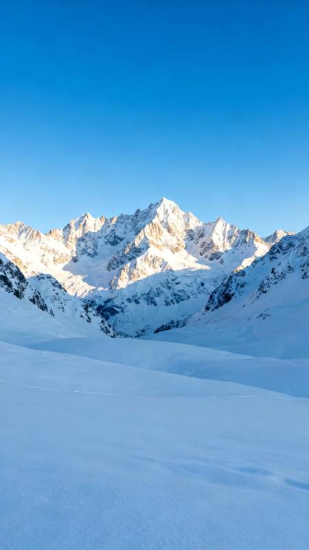 雪山映蓝天 静谧壮美境图片