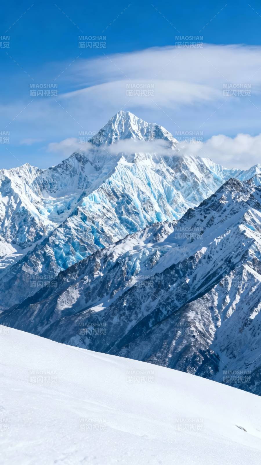 雪山之巅 云绕峰顶图片