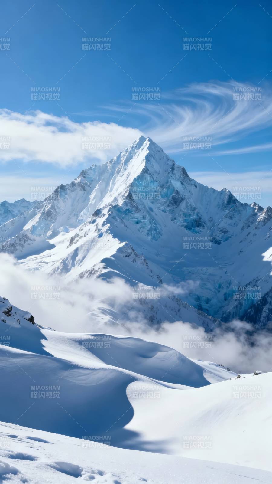 雪峰巍峨 云绕天穹图片