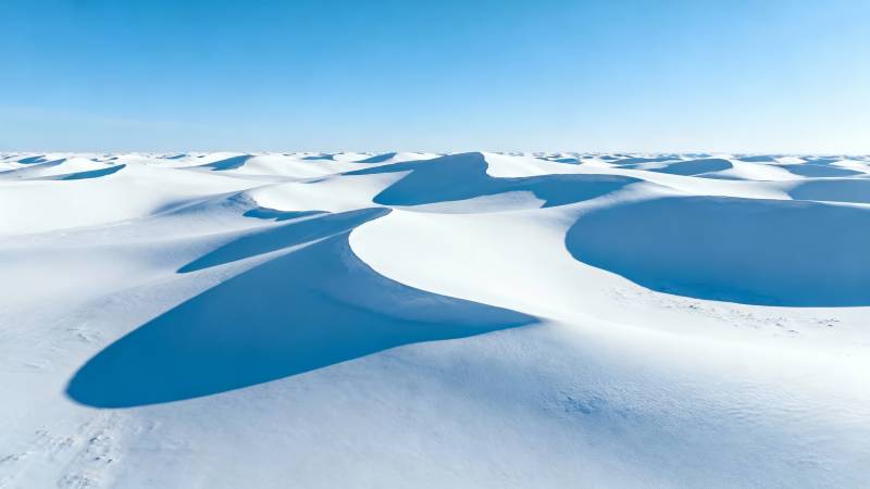 雪原如浪 蓝天无垠图片