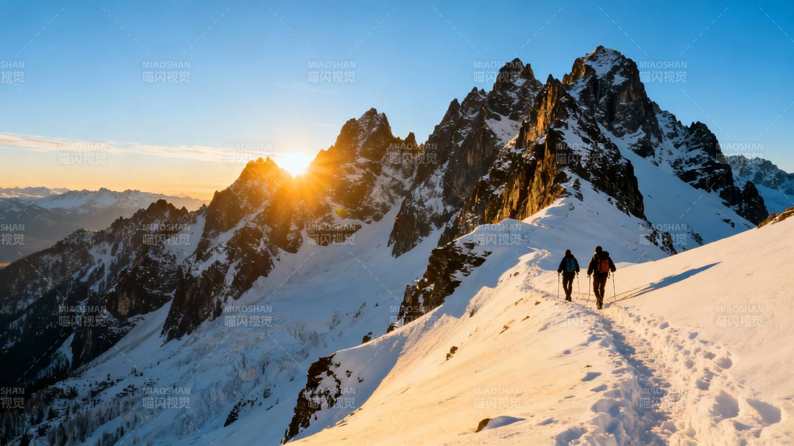 雪山日出 两人徒步巅峰图片
