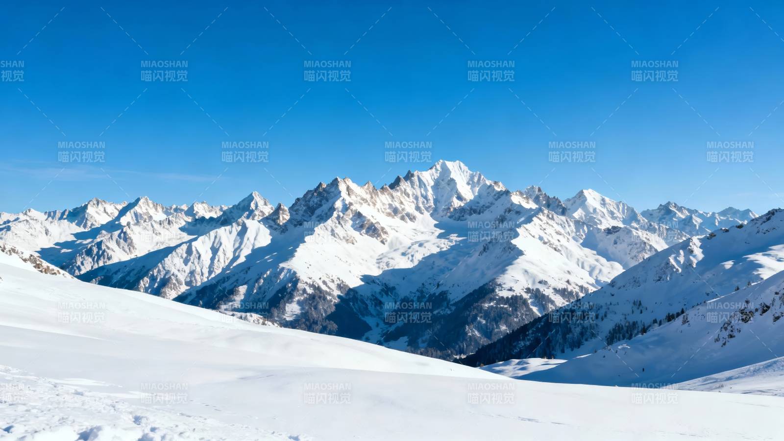 雪山巍峨 蓝天如洗图片