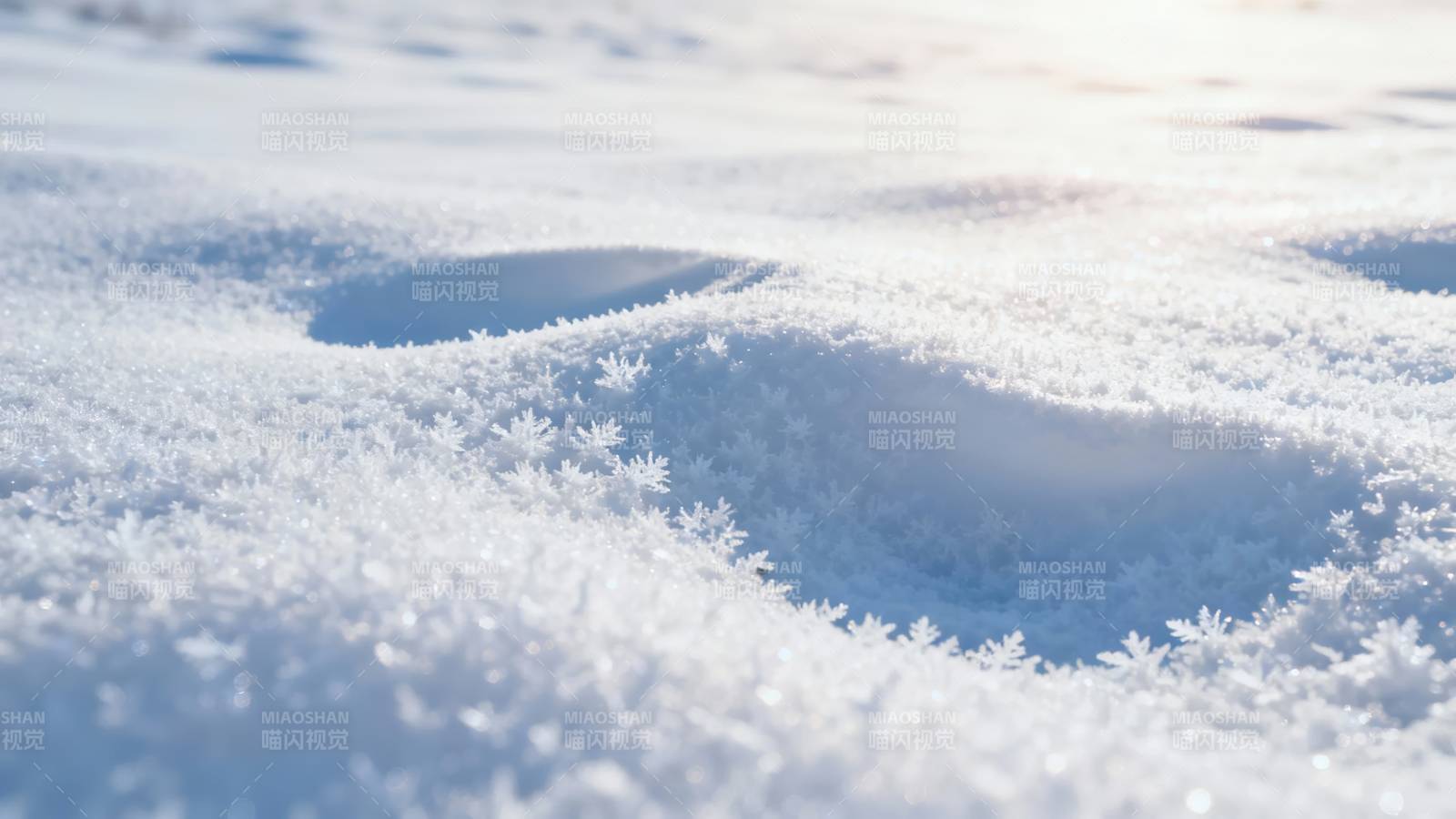 雪地上的脚印痕迹图片