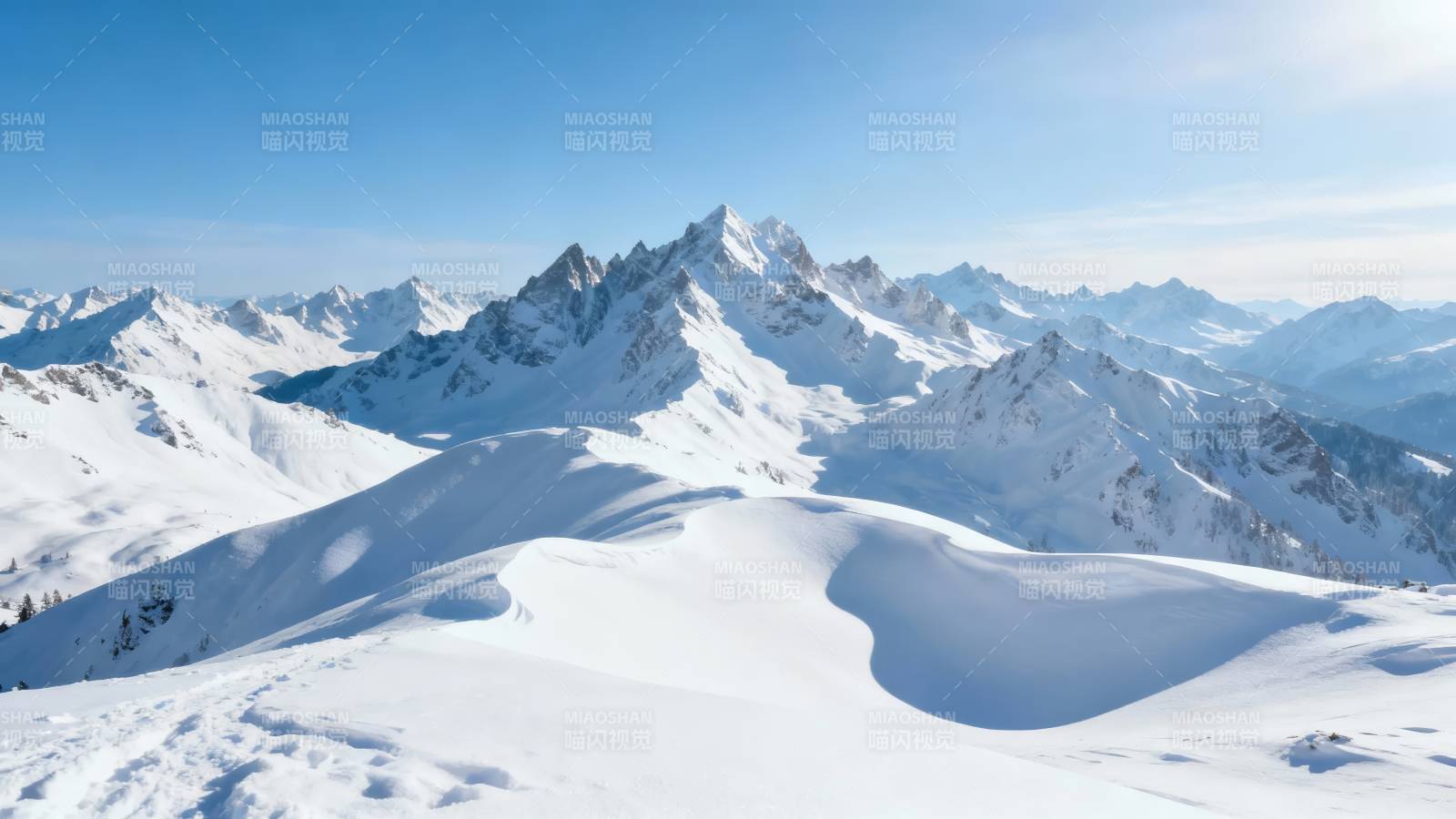 雪山巍峨 蓝天如洗图片