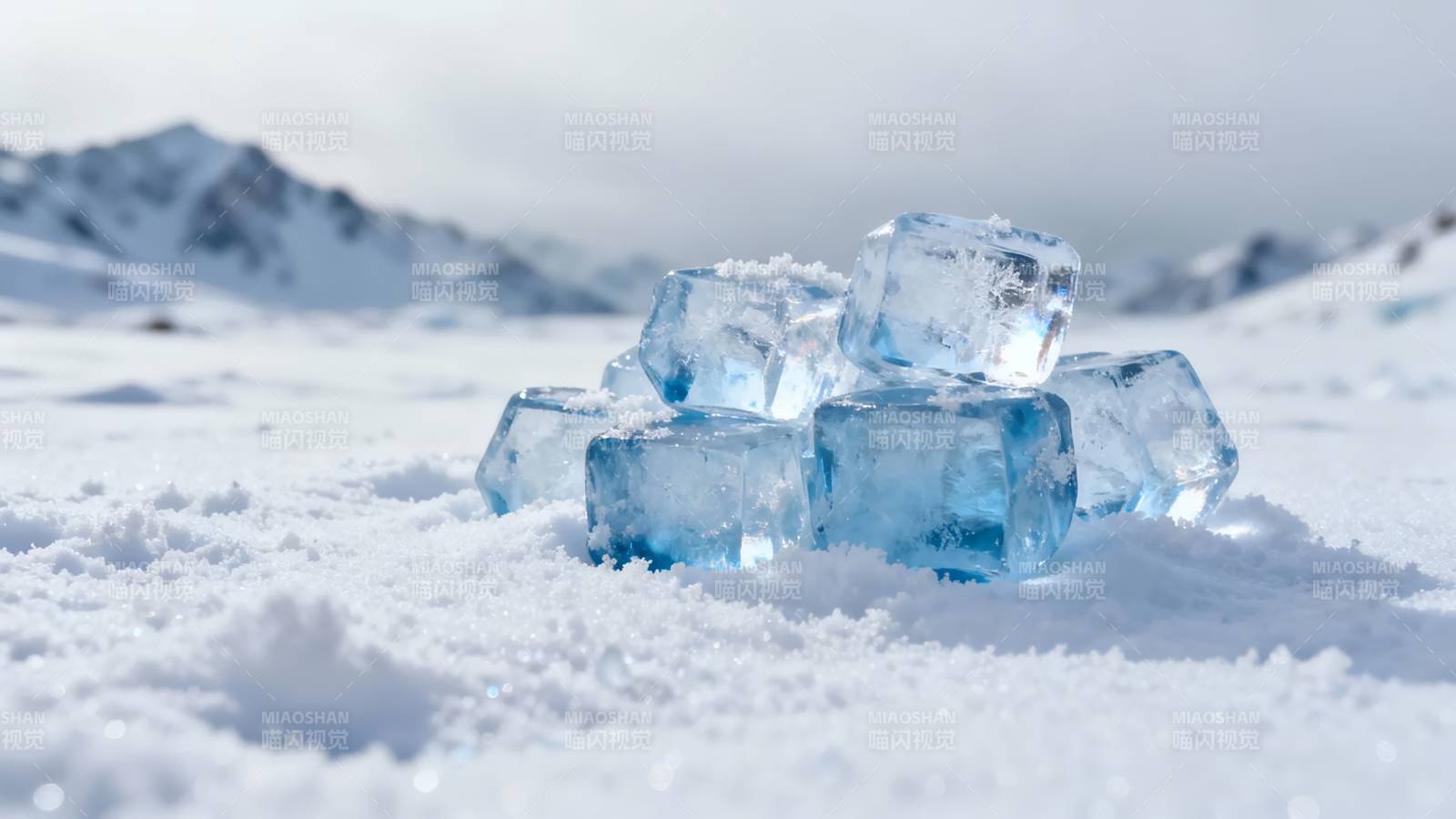 雪地上的蓝冰晶图片