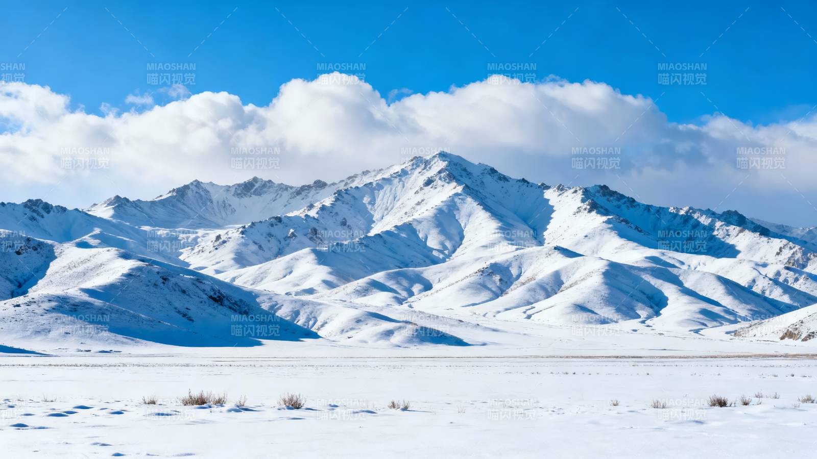 雪覆群山 蓝天如洗图片