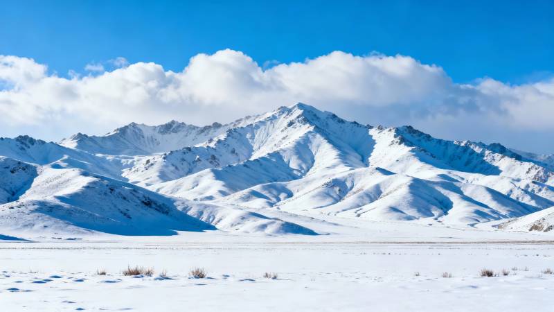 雪覆群山 蓝天如洗图片