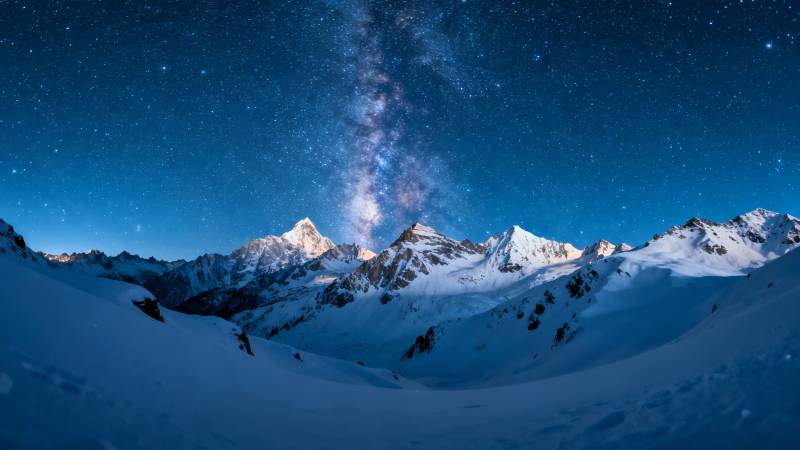 雪山银河夜 星河落峰巅图片
