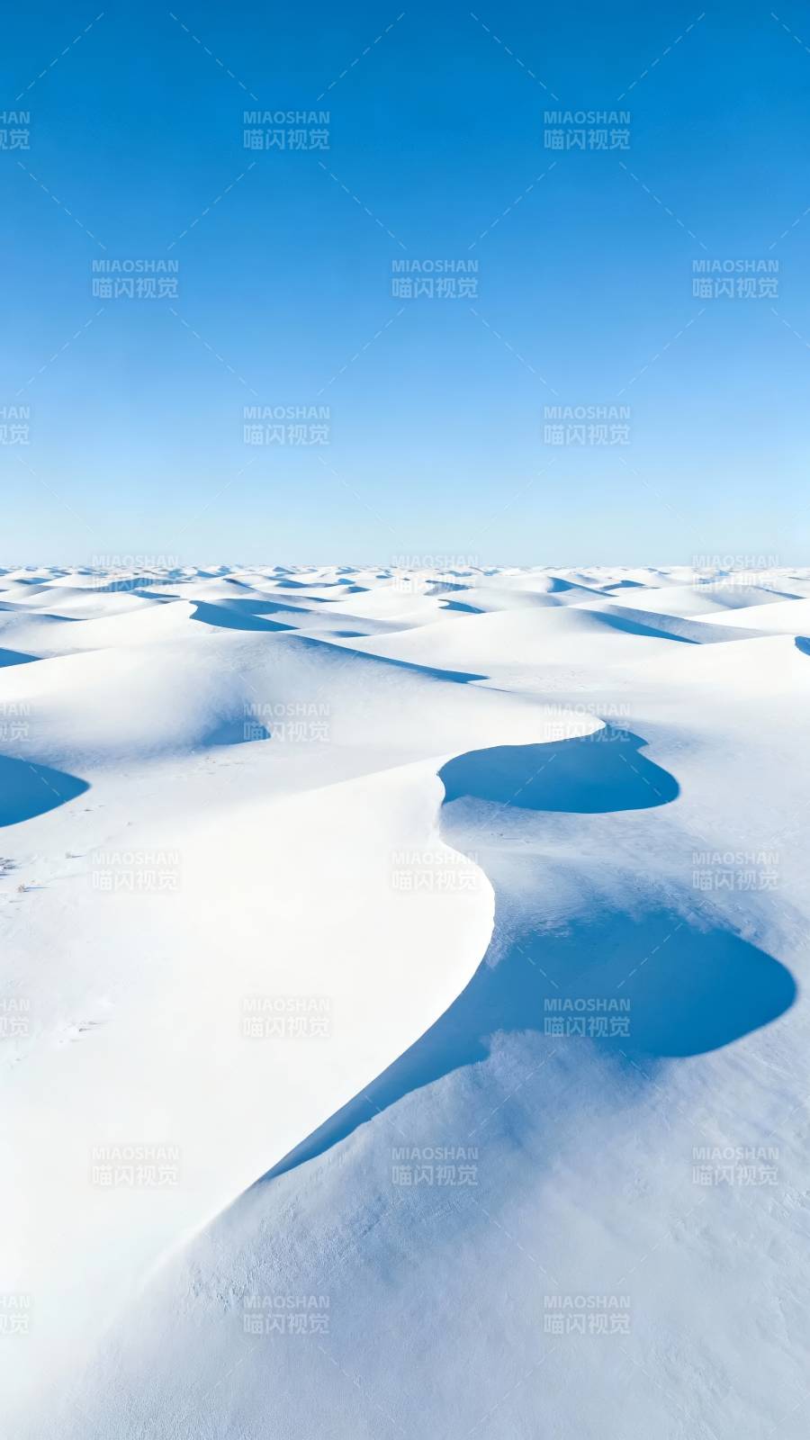 雪原如浪 蓝天无垠图片
