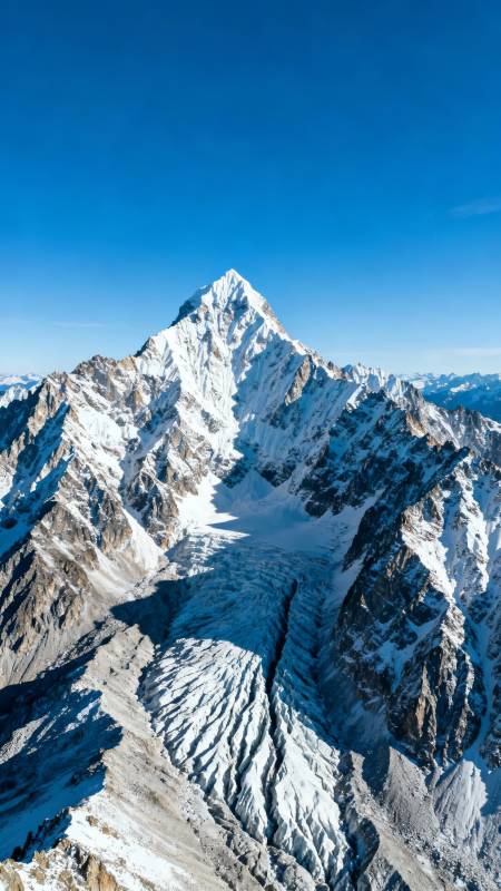 雪山之巅 湛蓝天空下巍峨耸立图片