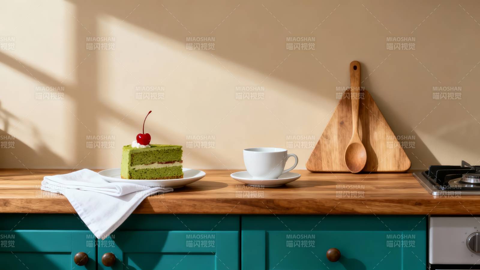 午后茶点 抹茶蛋糕与咖啡图片