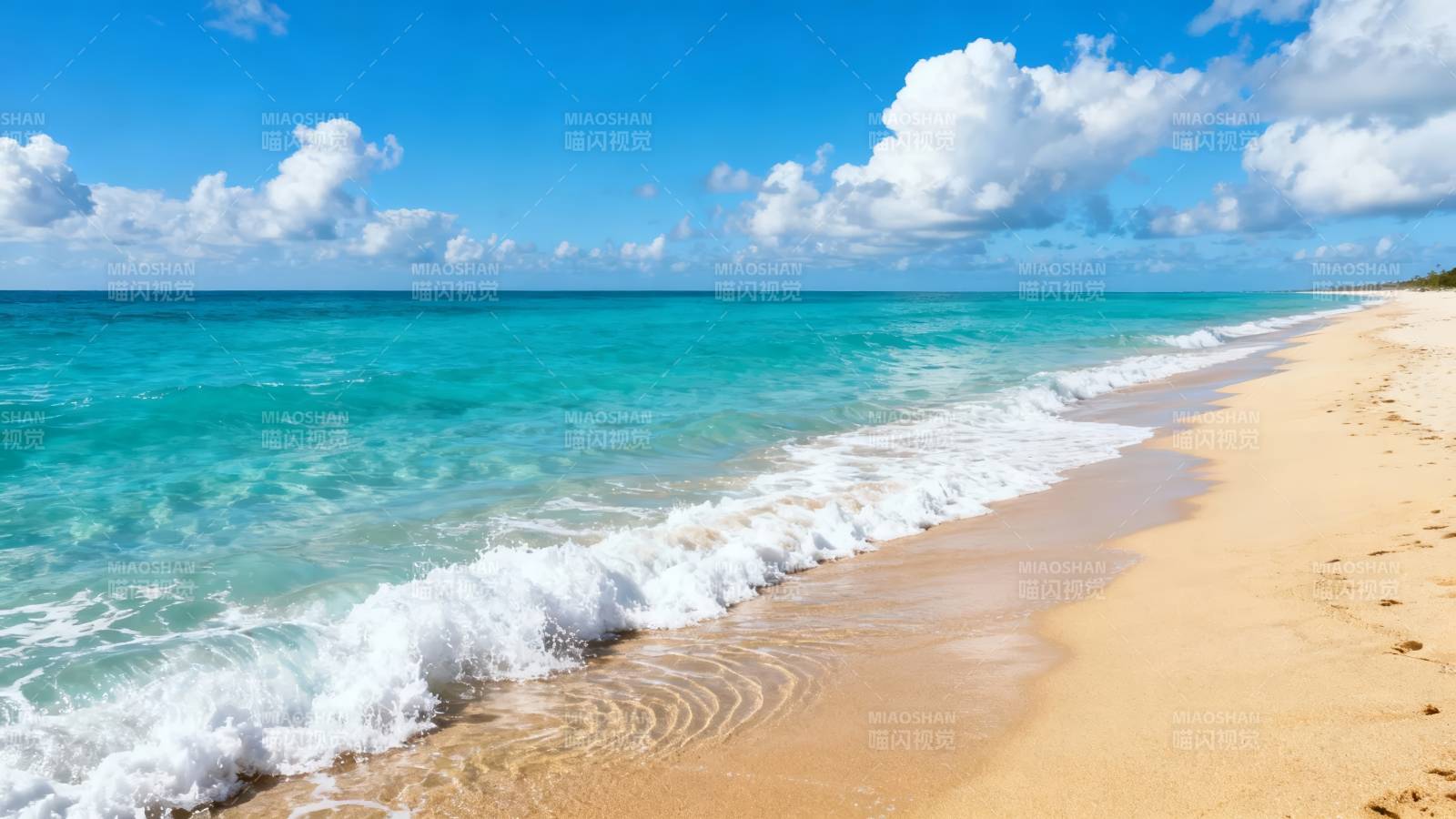 碧海金沙 云影轻拂海岸线图片