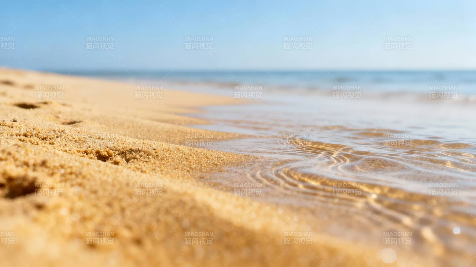 沙滩轻浪 夏日宁静时光图片