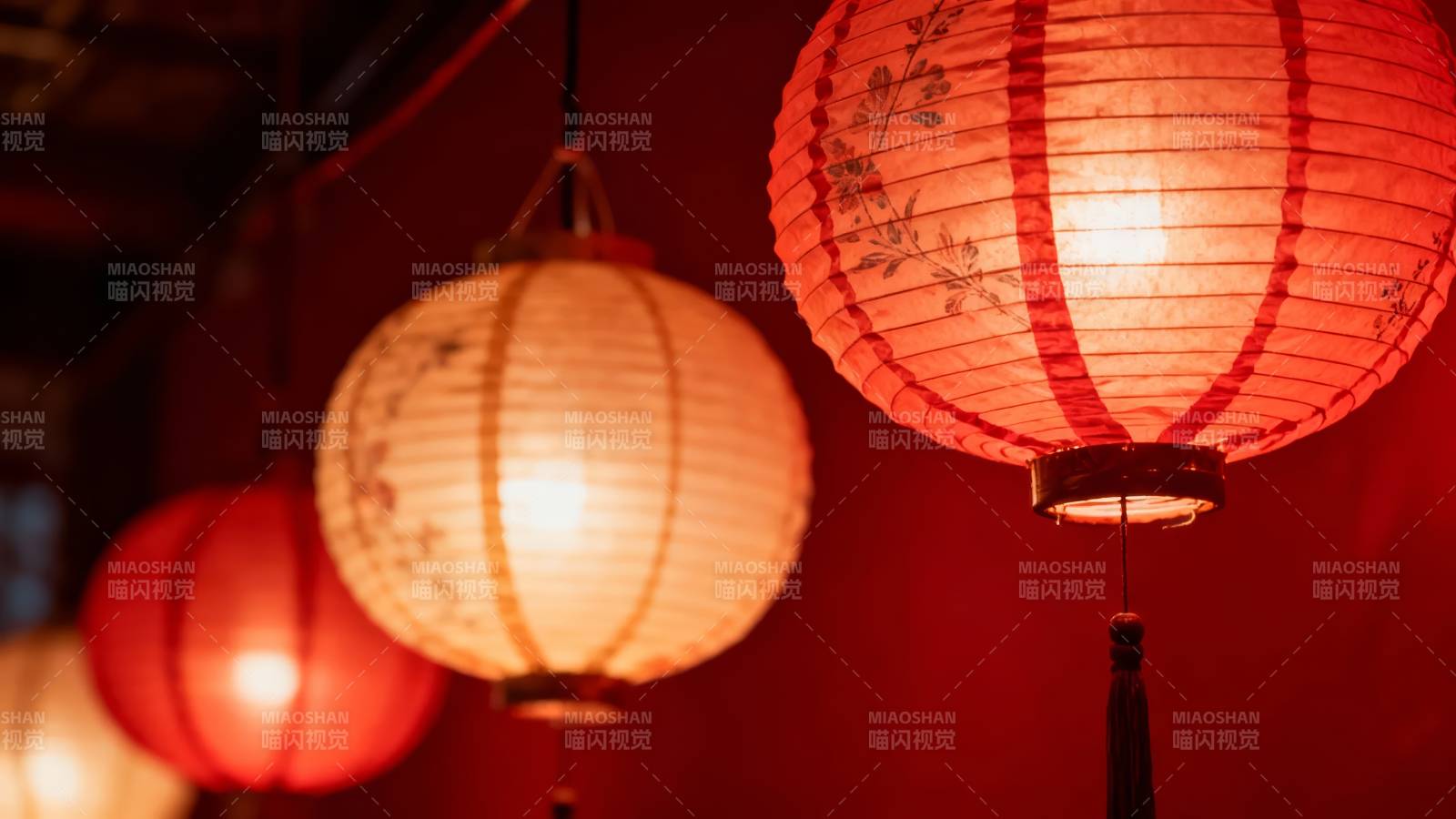 红灯笼暖光映夜图片