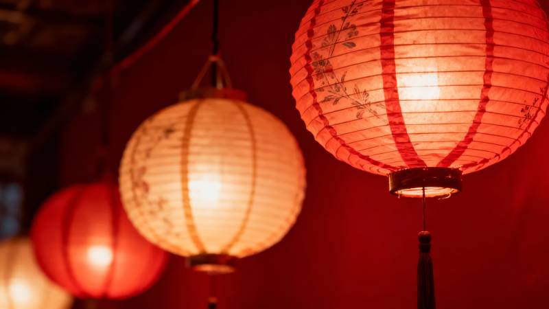 红灯笼暖光映夜图片