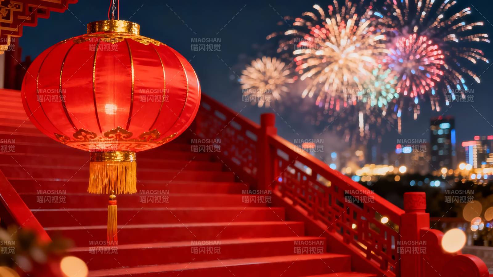 红灯笼映烟花夜图片