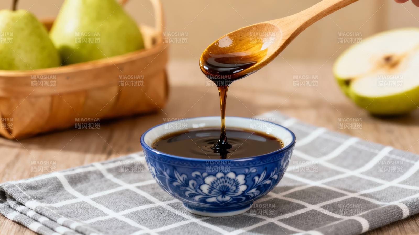 梨膏入碗 木勺轻舀香浓汁图片