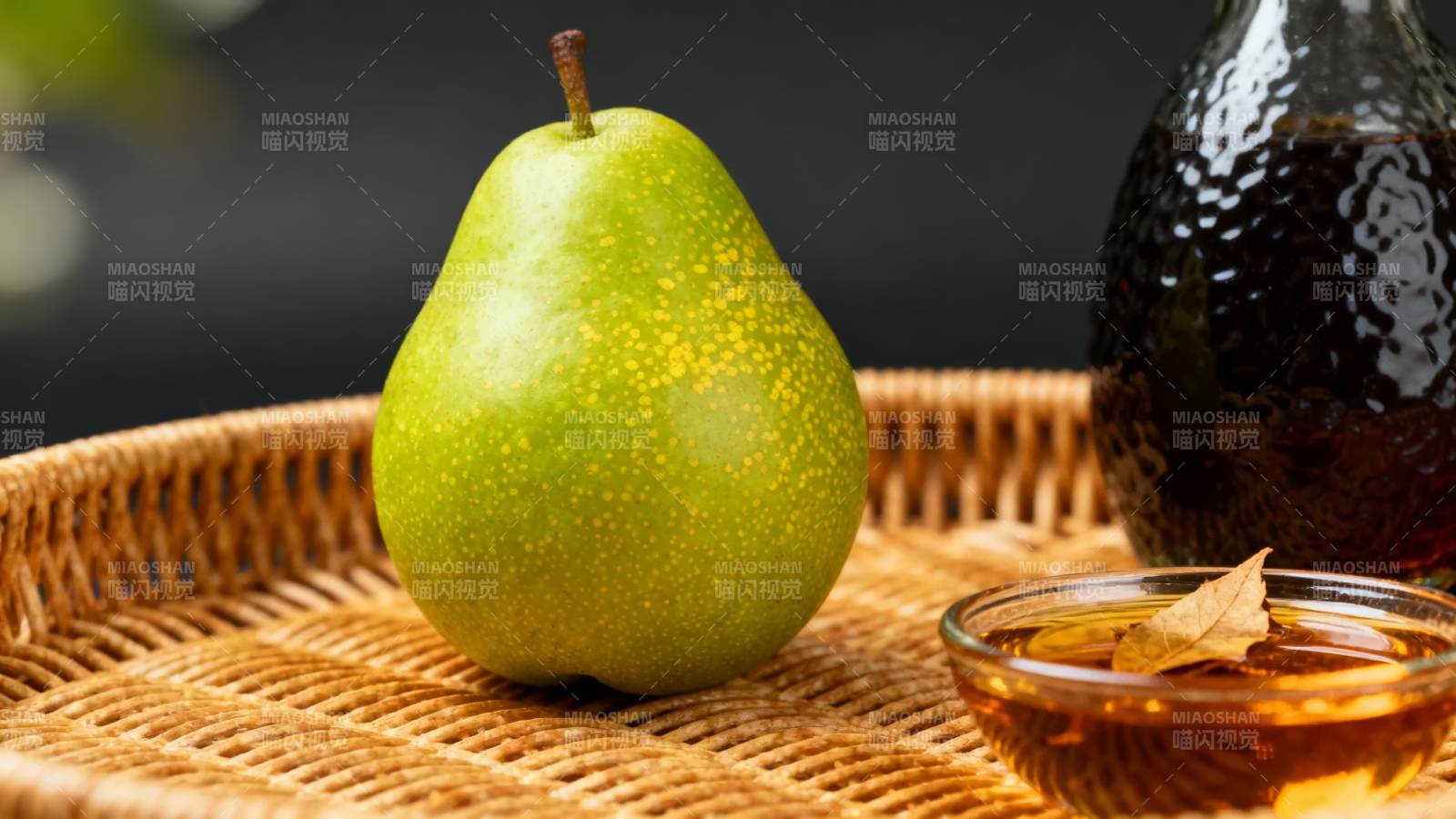 青梨配蜜 养生佳品图片